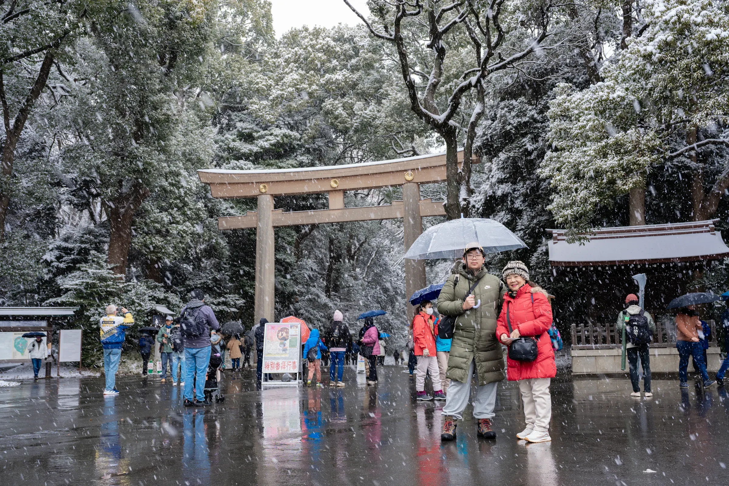 鸟居前的游客们，红色外套在雪中很跳