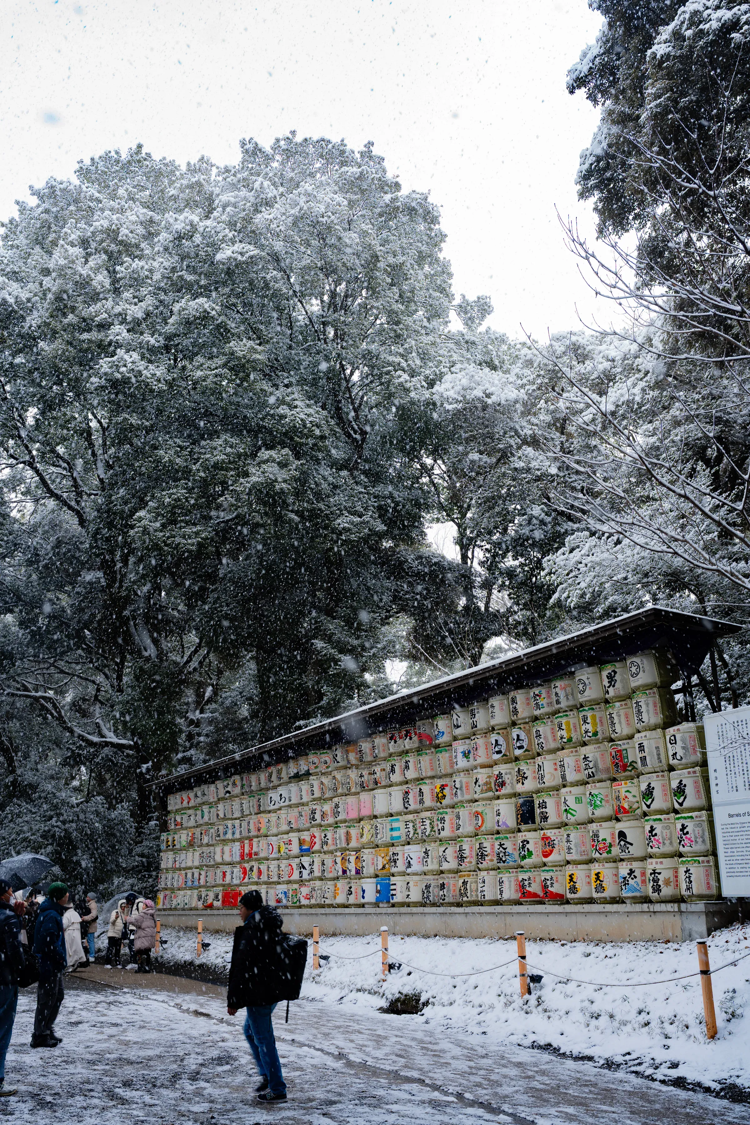 大鸟居在雪中的样子，有一种被时间冻住的感觉