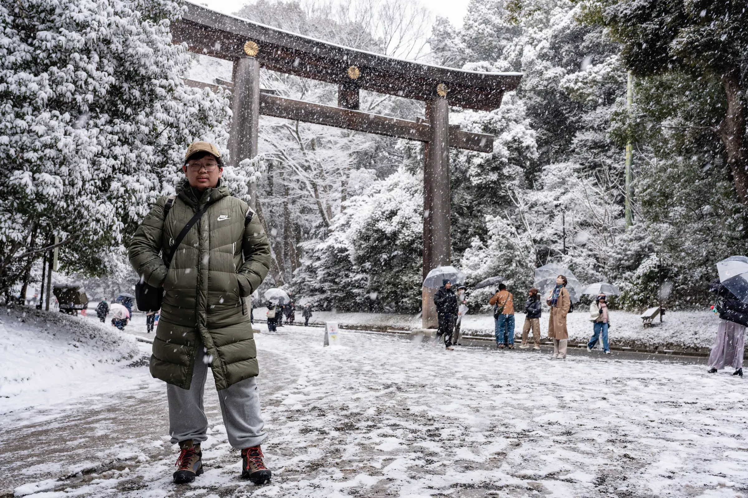 走过鸟居，往正殿方向继续前行