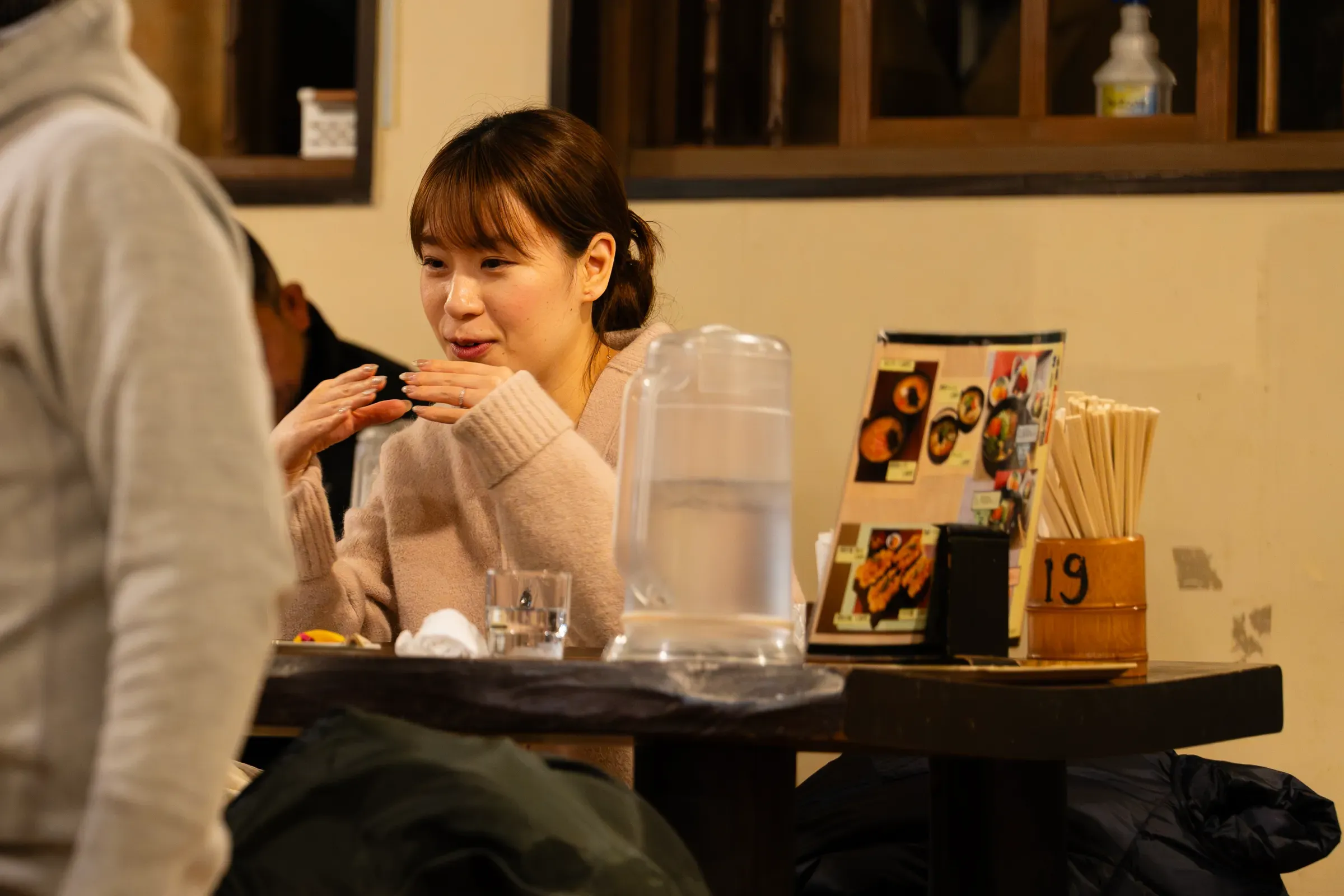 隔壁桌的姑娘，正在认真吃面