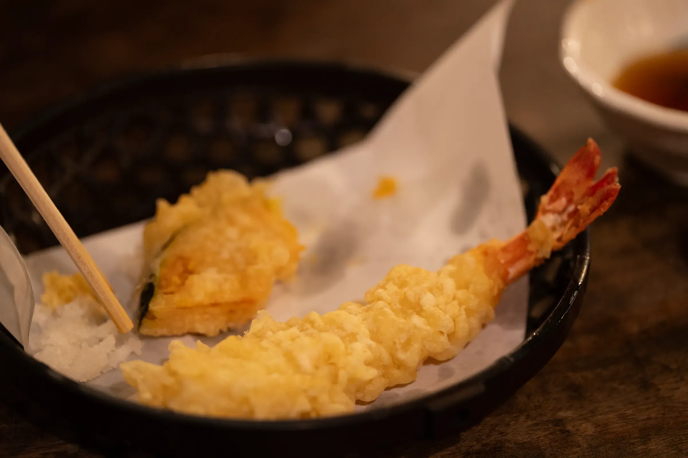 天妇罗特写，大虾炸得金黄酥脆