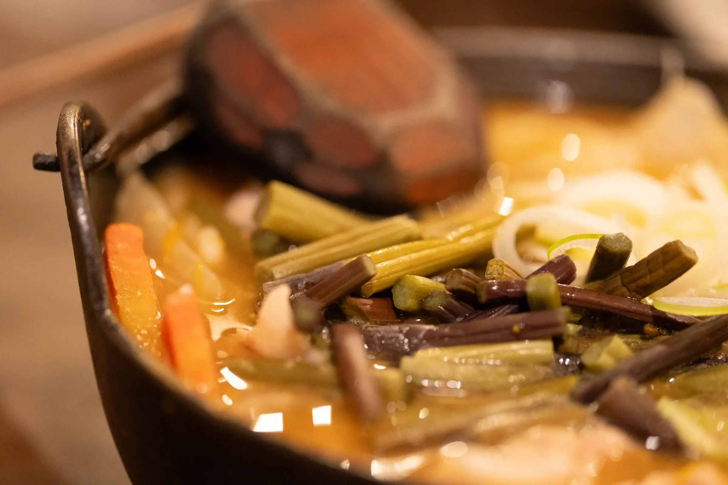 铁锅里的汤底快见底了，说明味道确实不错