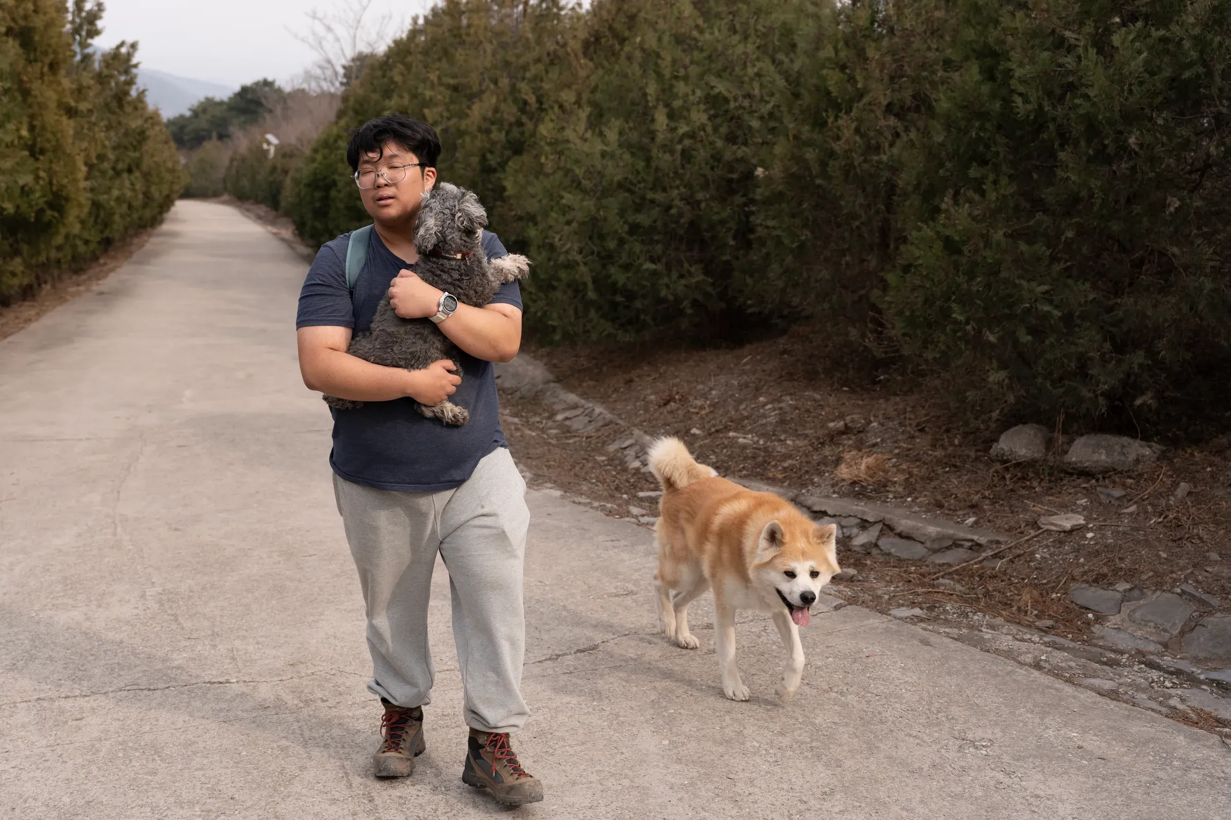 儿子抱着小本,大牛在一旁