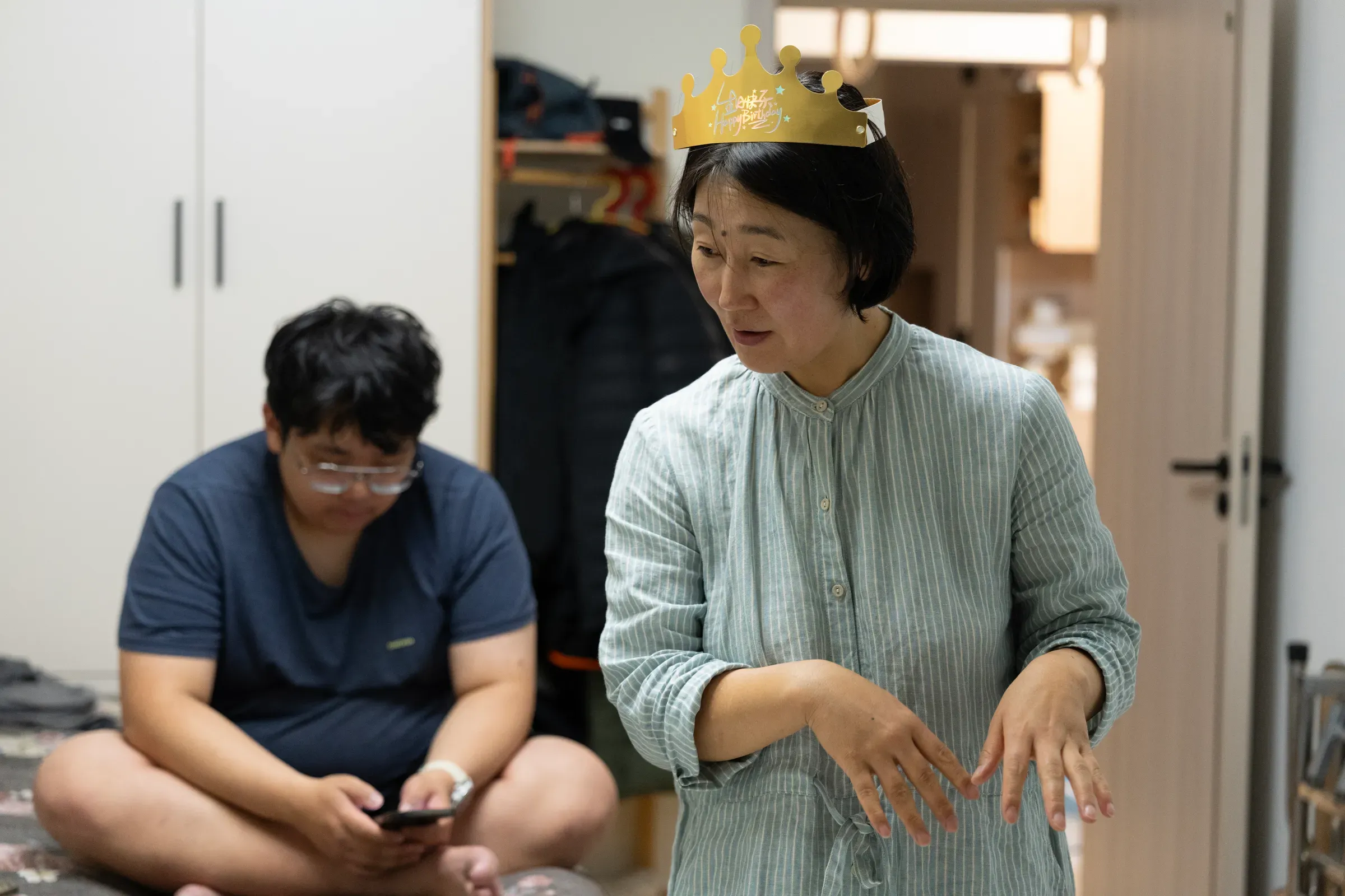 关庆戴上生日皇冠