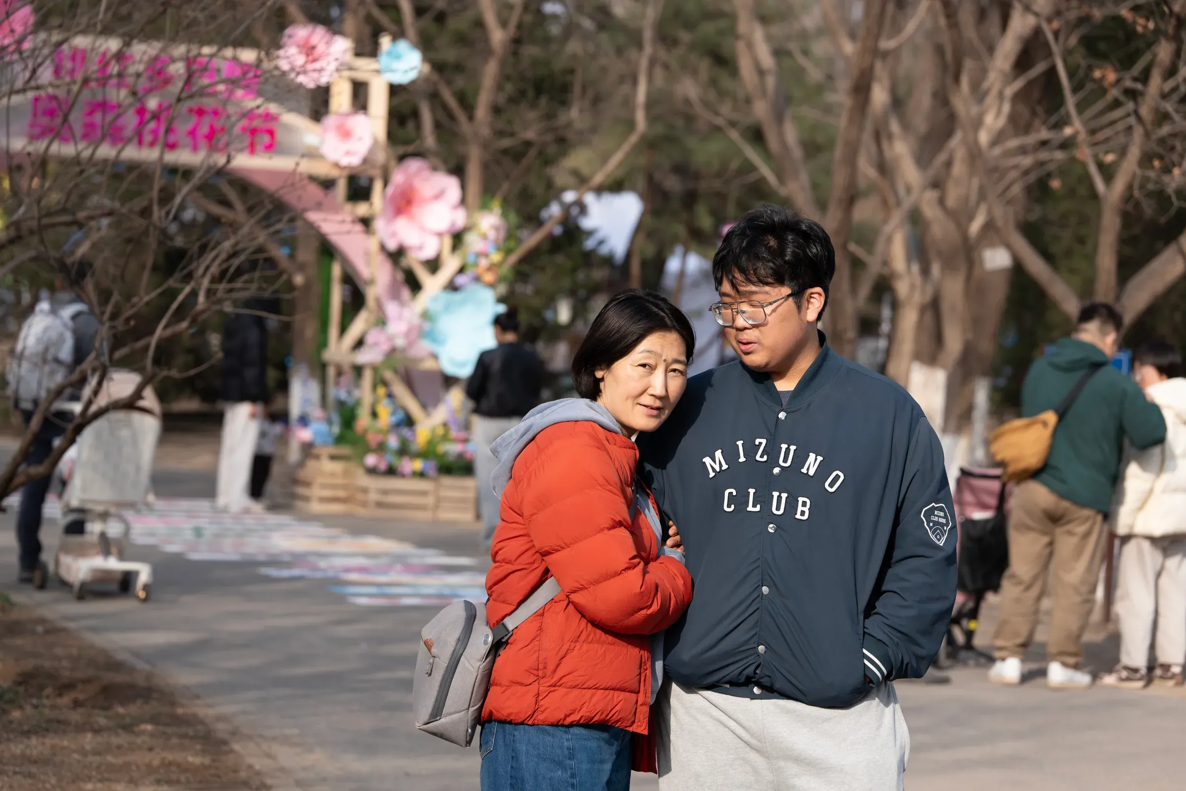 桃花节入口合影