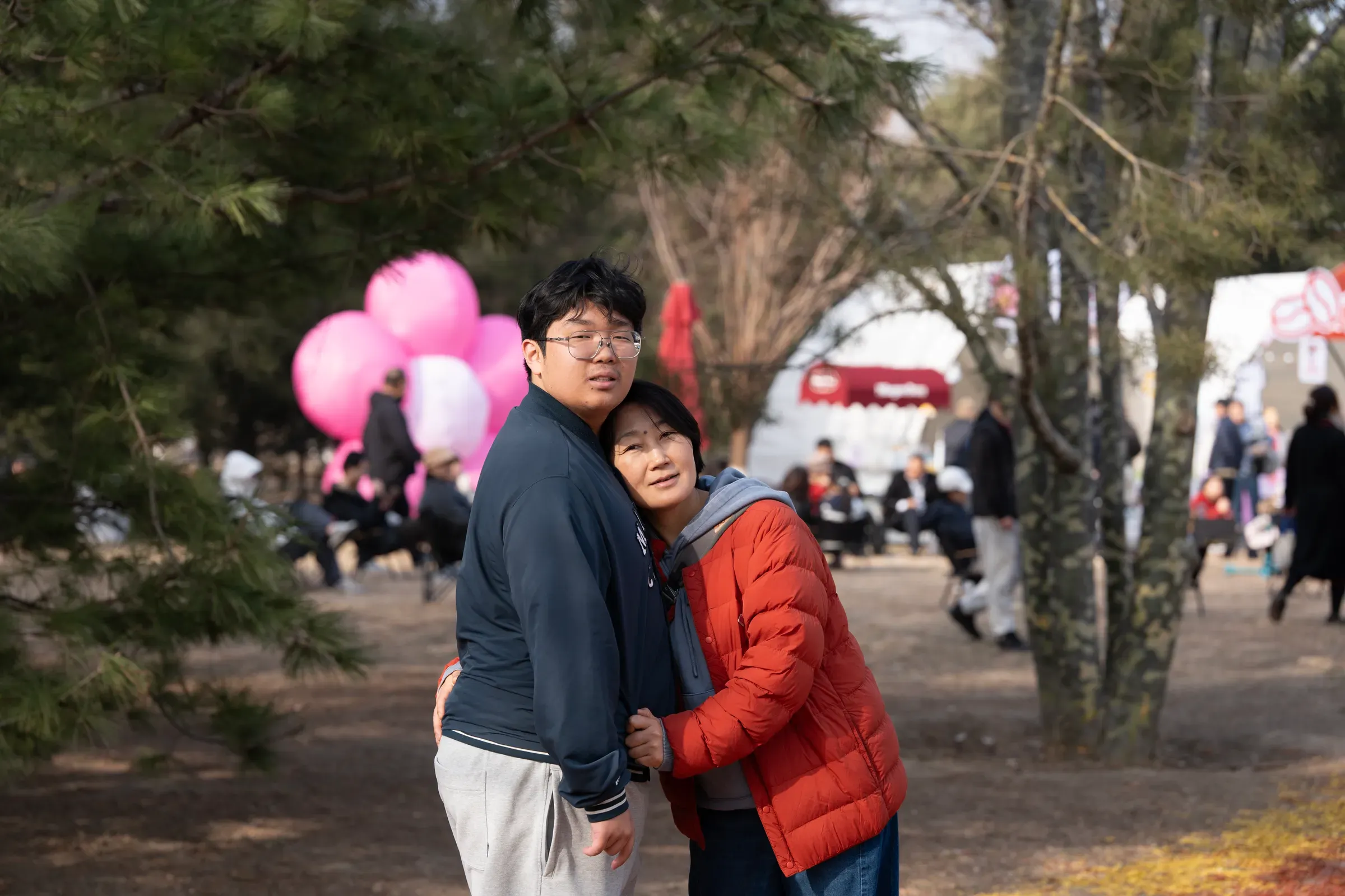 粉色充气花前合影