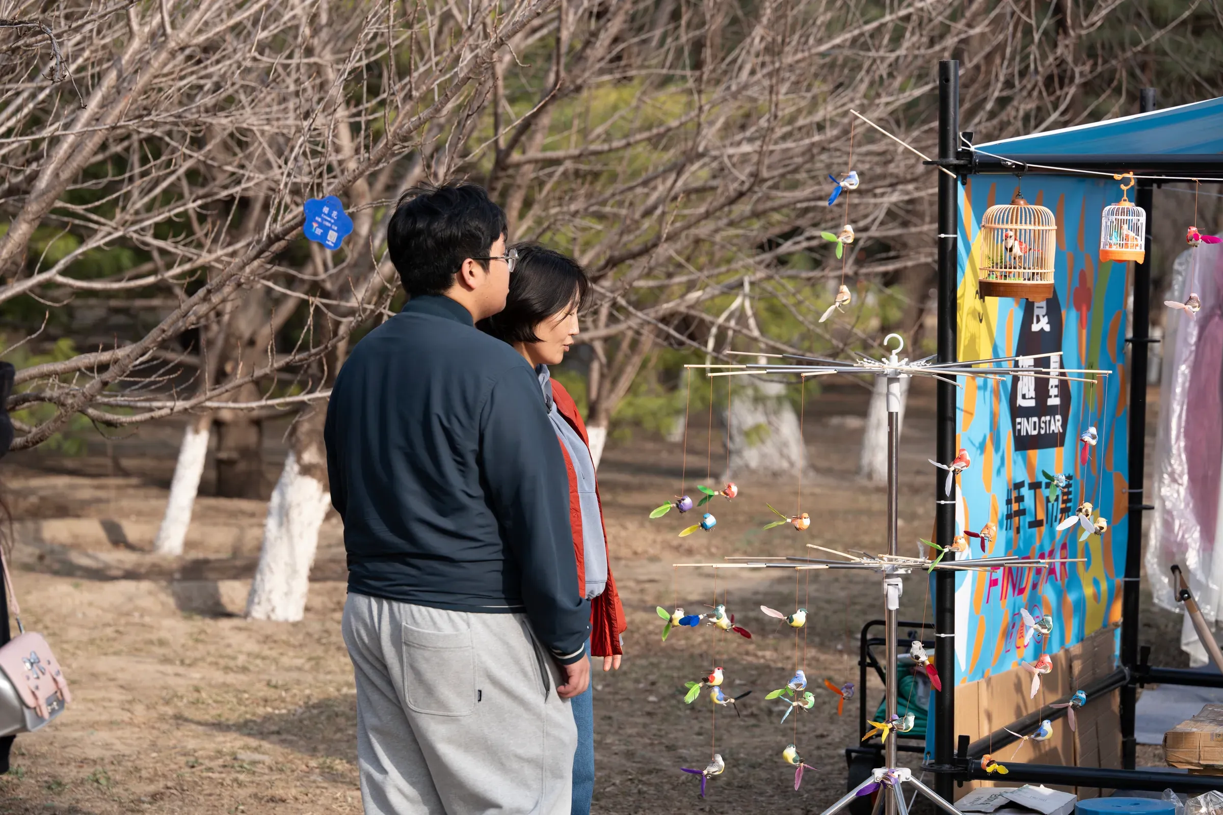 儿子和老婆看鸟摊
