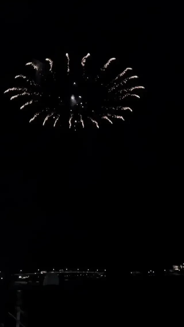 烟花绽放的瞬间，照片拍不出的那种感觉